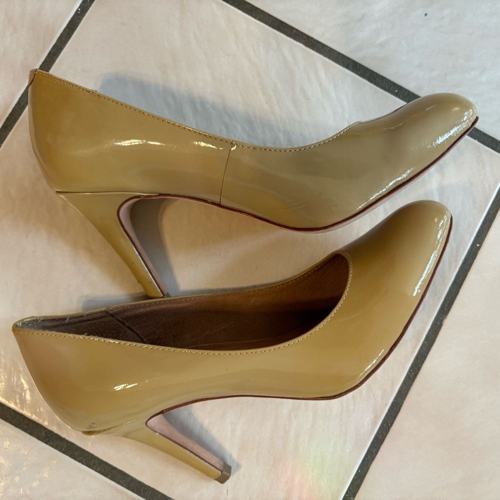Elegant Tan Corso Como Women's Heels